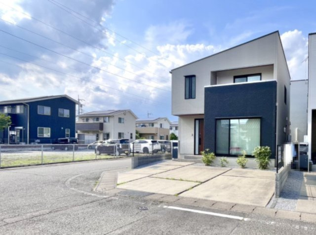 【中古戸建】高崎市高関町の外観|■外観｜土日のご見学はもちろん、平日・夜間のご案内も大歓迎です♪「今から見たい」や「仕事終わりに見たい」にもご対応できますのでお気軽にお問い合わせください♪