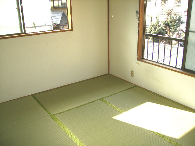 ハイツ西谷の居間・リビング|★角部屋の明るいお部屋です★