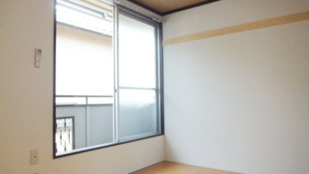 フォーブルイシイＢの居間・リビング|６帖洋室です