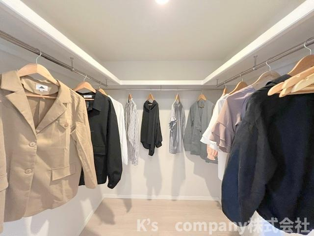 ◎藤沢市片瀬海岸2丁目　片瀬東映マンションの収納|洋室7.4帖のウォークインクローゼット◇奥行きがありご家族のお洋服を収納できます◇