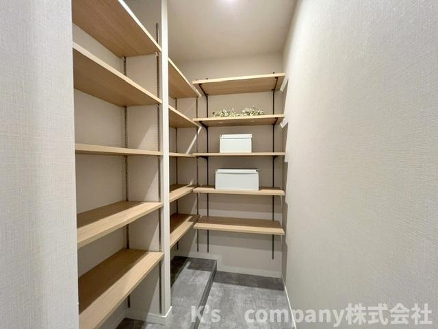 ◎藤沢市片瀬海岸2丁目　片瀬東映マンションの収納|玄関横には広いシューズインクローゼットがあります◇