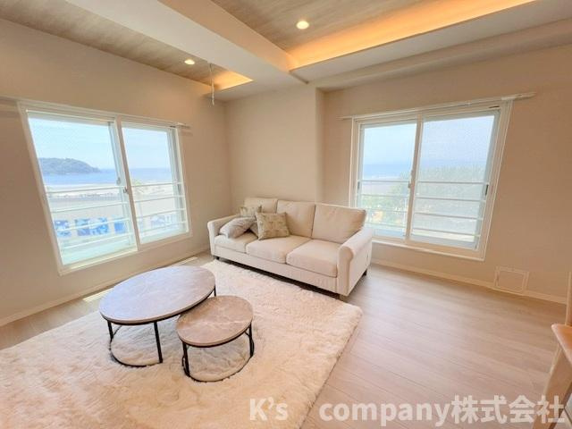 ◎藤沢市片瀬海岸2丁目　片瀬東映マンションの居間・リビング|2面の窓からは江ノ島が見えるオーシャンビューを楽しめます◇
