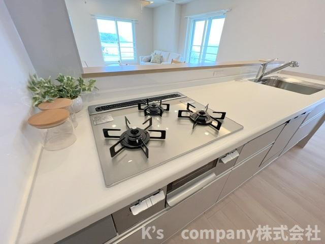 ◎藤沢市片瀬海岸2丁目　片瀬東映マンションのキッチン|三口ガスコンロでお料理の幅が広がります◇