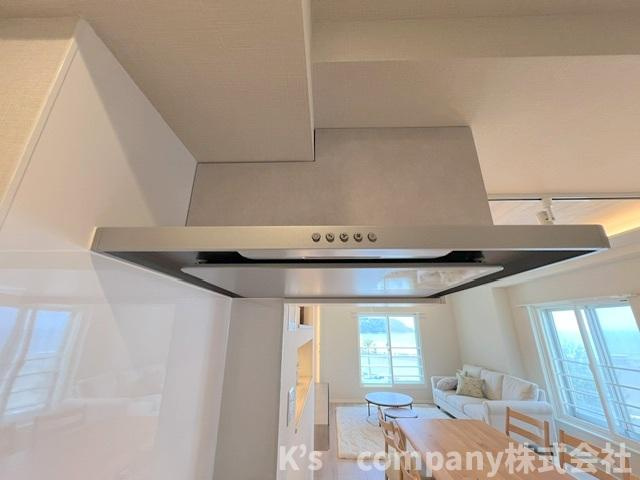 ◎藤沢市片瀬海岸2丁目　片瀬東映マンションのキッチン|お手入れのしやすいスリムタイプのレンジフード◇