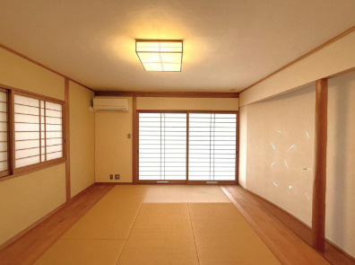 「全室南向き」高知市長浜蒔絵台1丁目　中古一戸建ての和室|障子から優しい光が差し込む和モダン空間。