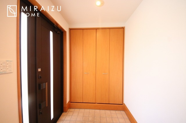 【玄関】 | いってきます♪ただいま♪明るい声が聞こえてきそうな玄関。ナチュラルなカラーがとても清潔感のある造りです♪
