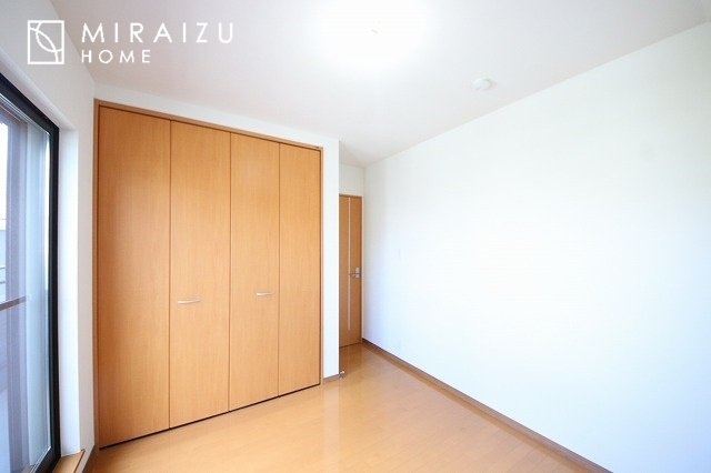 【子供部屋】 | お子様のお部屋にも主寝室にも使えますね。窓が二面についていますので採光もばっちり、空気の入れ替えもOK！自分のお部屋を持ちたいお子様の夢を叶えます！