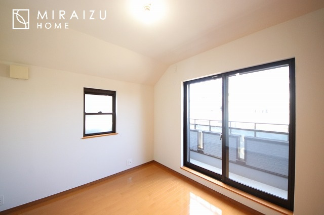 【子供部屋】 | 床のフローリングもオシャレな洋室が嬉しいです。独立性のある住宅ですので、各居室それぞれ、テイストの違うお部屋インテリア造りをしても面白いかもしれませんね！