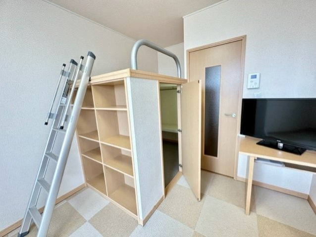 レオパレスルチェンテの居間・リビング|カーペットは部屋毎に模様が異なります。