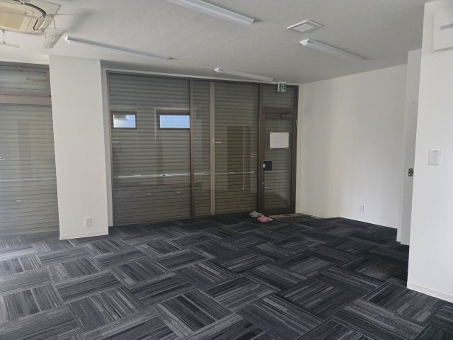 足立区竹の塚１丁目の店舗事務所のエントランス