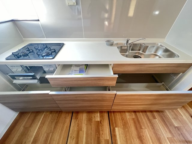 橿原市木原町のキッチン|引き出し収納が使いやすいシステムキッチン