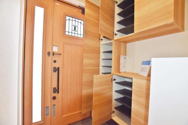 尼崎市食満7丁目中古戸建｜3LDK＋駐車1台可の玄関|玄関横には大型の収納スペースがあるので家族全員の靴もスッポリと収納。玄関は毎日使う場所だから常にキレイに片づけておきたいですね。