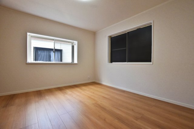 尼崎市食満7丁目中古戸建｜3LDK＋駐車1台可の子供部屋|3階洋室
2面採光のお部屋です。