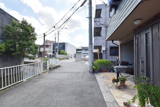 尼崎市食満7丁目中古戸建｜3LDK＋駐車1台可の前面道路含む現地写真|前面道路　幅員約4.5ｍ