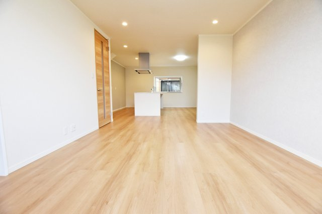 尼崎市食満7丁目中古戸建｜3LDK＋駐車1台可の居間・リビング|キッチンに向かって撮影した写真です。お料理をしている様子が見れるので気軽に会話が楽しめます。