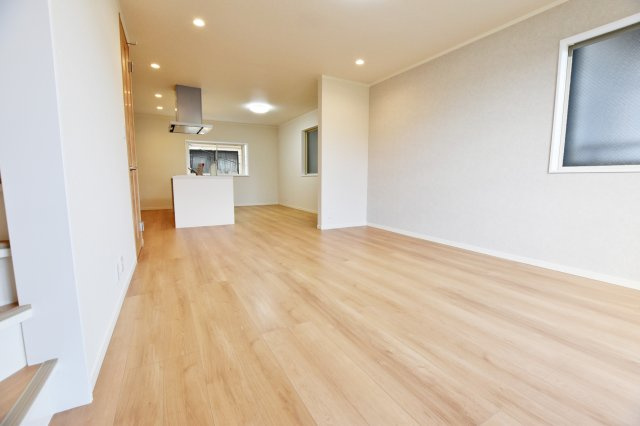 尼崎市食満7丁目中古戸建｜3LDK＋駐車1台可の居間・リビング|家具を配置しやすい形状のリビングは実際の生活をイメージできるのが◎お気に入りの家具でコーディネートを楽しんでみてはいかがですか
