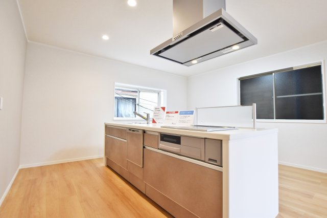 尼崎市食満7丁目中古戸建｜3LDK＋駐車1台可のキッチン|アイランドキッチンはお料理をしながら家族との会話が楽しめます。今日の学校での出来事や職場での話など、話題は尽きません。