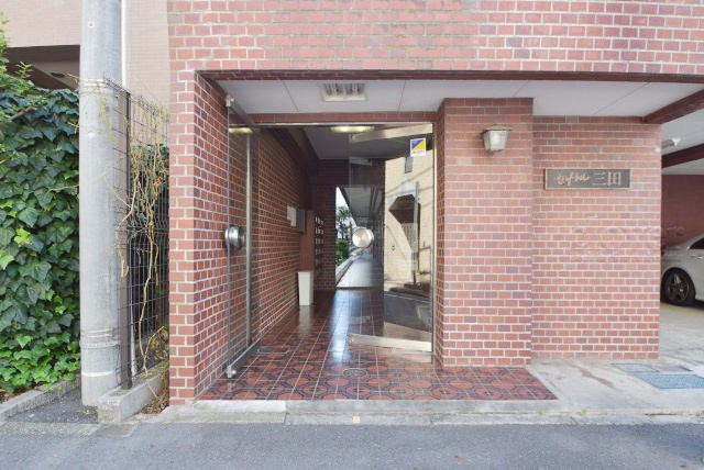 【エントランス】 | セントラル三田 | お客様を、そして住人を出迎えてくれるマンションのエントランス。ゴミが落ちていないことからも、管理状態の良さや住民の節度の高さが見て取れます。～即日のご見学可能～　お問合せはお気軽にどうぞ。
