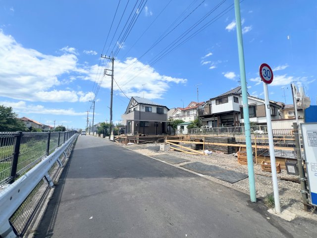 武蔵村山三ツ藤3丁目　全２棟　 新築戸建の前面道路含む現地写真