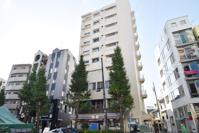 【外観】 | ハイマンションウエスト高円寺 | 青空によく映える建物です。手入れの行き届いた外壁やマンション正面エントランスなど、綺麗な姿をぜひ一度、現地にてご覧ください。～即日のご見学可能～　お問合せはお気軽にどうぞ。
