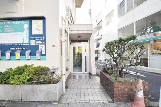【エントランス】 | ハイマンションウエスト高円寺 | マンションの正面エントランス。出入りする人間を癒してくれるマンション入り口であり、その建物の「顔」でもあります。～即日のご見学可能～　お問合せはお気軽にどうぞ。
