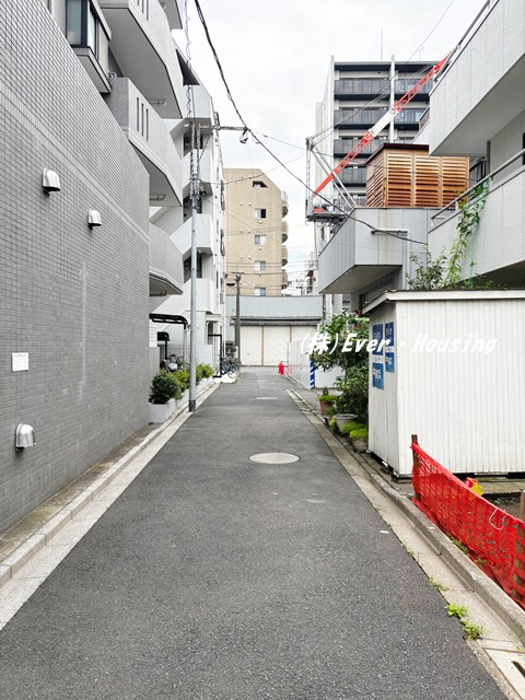 荒川区東日暮里　建築条件付き売地　土地分譲可能の前面道路含む現地写真