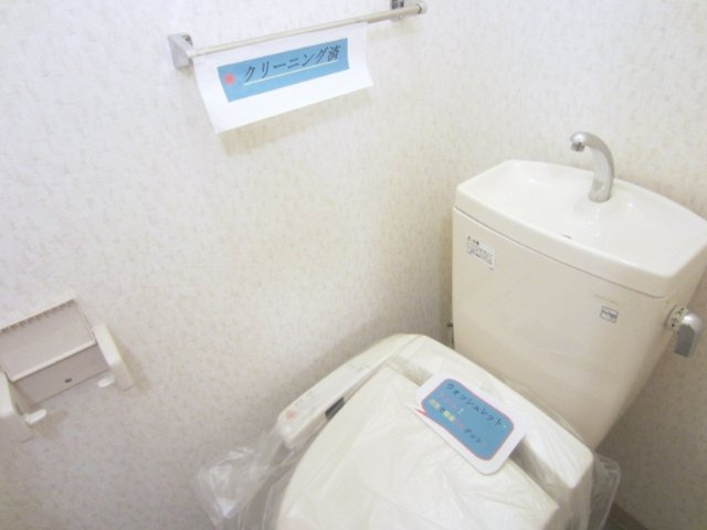 Ｑｕｅｎｅｌ栄町のトイレ|温水洗浄便座です。