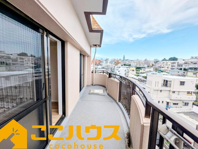ライオンズマンション三原第2のバルコニー|光を取り込みやすく、隣の部屋からも出入りができる2WAYバルコニー♪