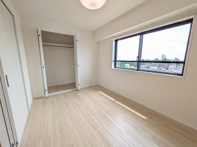 ライオンズヒルズ富士森公園の子供部屋|～リビングに隣接している6.0帖の洋室です～