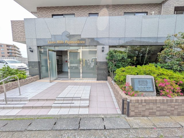 ライオンズヒルズ富士森公園のエントランス|～管理形態は全部委託式、キレイにメンテナンスされているマンションです～
