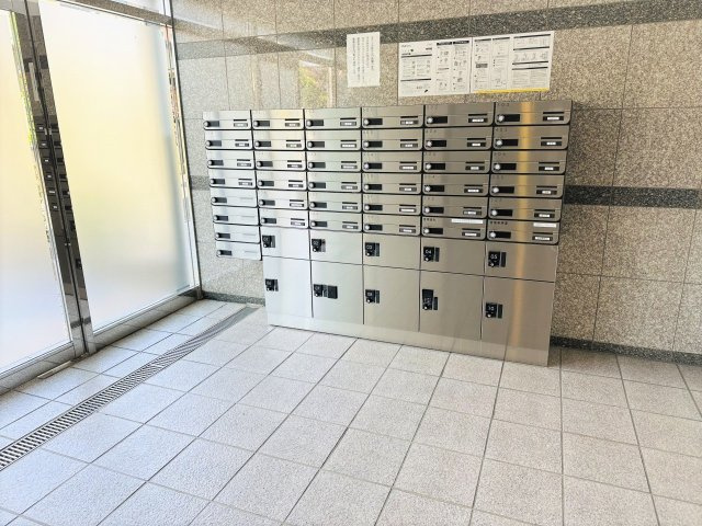 ライオンズヒルズ富士森公園のその他共用部分|～メールBOXと、不在時の荷物受け取りに大変便利な宅配BOX～