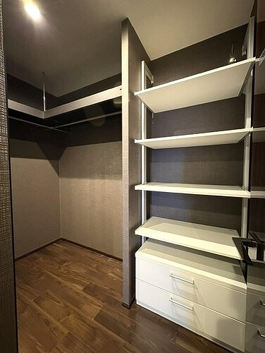 プレミスト京都六角通堂之前町の収納|廊下に面するワードロープ