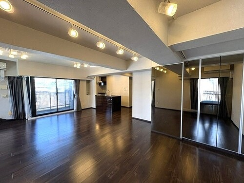プレミスト京都六角通堂之前町の居間・リビング|エレベーター