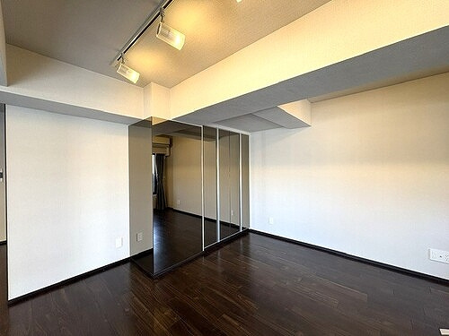 プレミスト京都六角通堂之前町の収納|鏡張りのLD収納