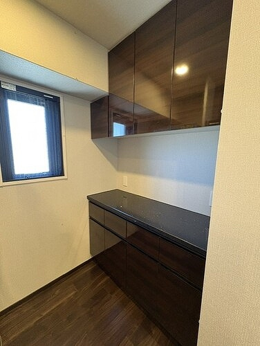 プレミスト京都六角通堂之前町のキッチン|バックカップボード