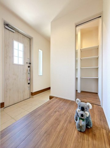 【玄関】 | 前橋市樋越町　新築住宅 | 住まう人の帰り、訪れる人を優しく迎える安らぎに満ちた空間　上質感あふれるエントランス