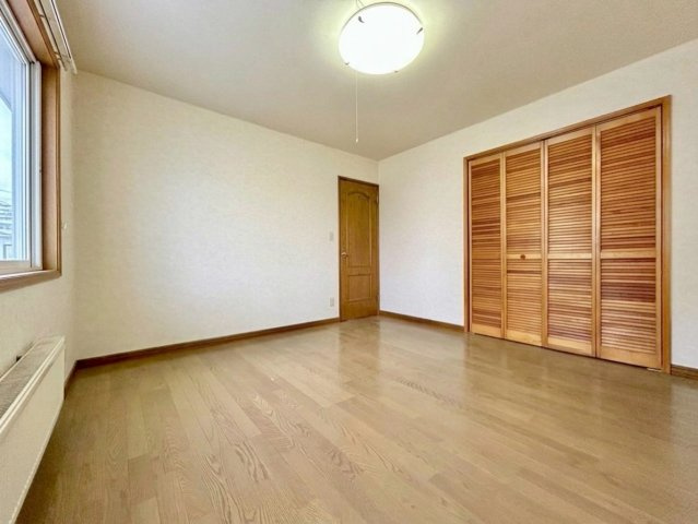 緑苑台東2条1丁目戸建の洋室|２階洋室８帖