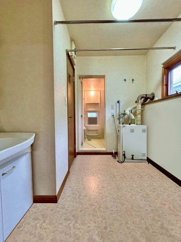 緑苑台東2条1丁目戸建の脱衣所|広々としたユーティリティスペース。物干しのポールがあり、室内干しが便利♪
※バーチャル加工により一部家具等を削除しております。