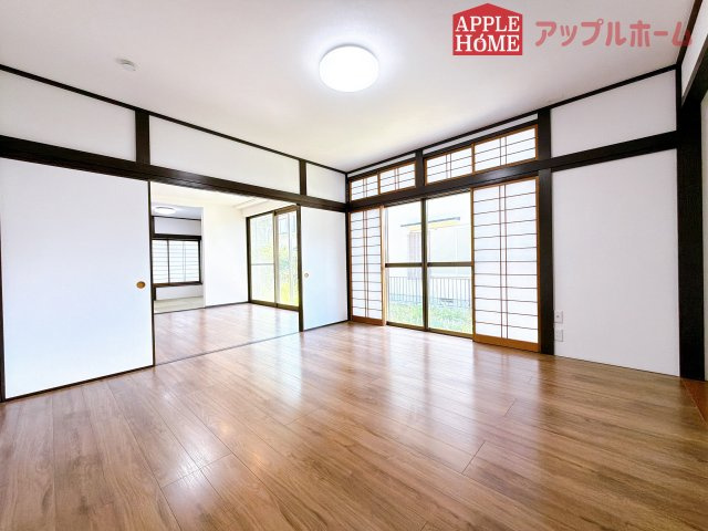 【中古戸建】小川町東小川の洋室|クローゼット付きの洋室は、収納スペースが豊富で部屋全体がすっきりと片付きやすいのが特徴です。衣類や荷物を整理しやすく、生活感を抑えた洗練された空間を保てます。