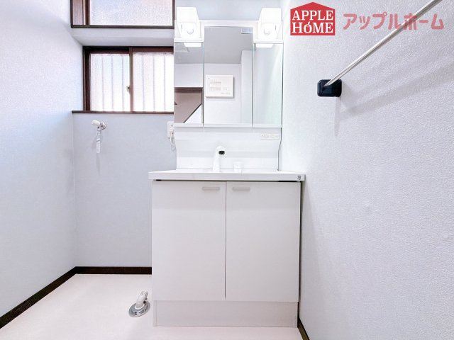【中古戸建】小川町東小川の独立洗面台|三面鏡付きの洗面化粧台ですので、たっぷりと収納いただけます。白を基調とした清潔感のある快適空間です。毎日の身支度も気持ち良くお使い頂けます！！