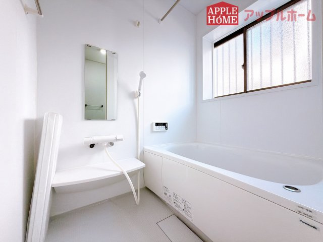 【中古戸建】小川町東小川の浴室|窓付きのバスルームは、採光もあり明るく気持ちの良い空間です。窓があることで、換気環境も良好。掃除もスムーズに出来ます♪
