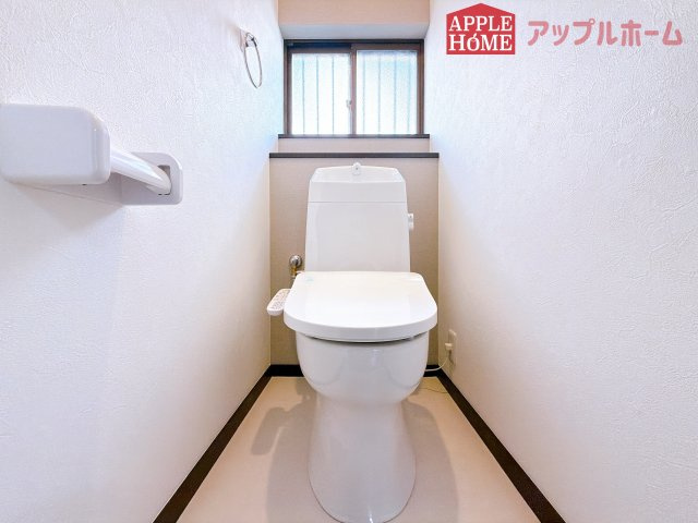 【中古戸建】小川町東小川のトイレ|節水型でエコなトイレには、今では当たり前の温水洗浄機能付き。便座を温める機能もついていて、居心地の良い空間♪