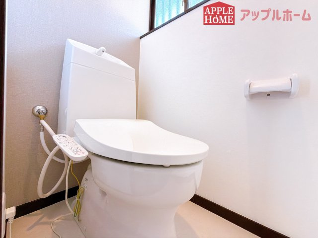 【中古戸建】小川町東小川のトイレ|節水型でエコなトイレには、今では当たり前の温水洗浄機能付き。便座を温める機能もついていて、居心地の良い空間♪