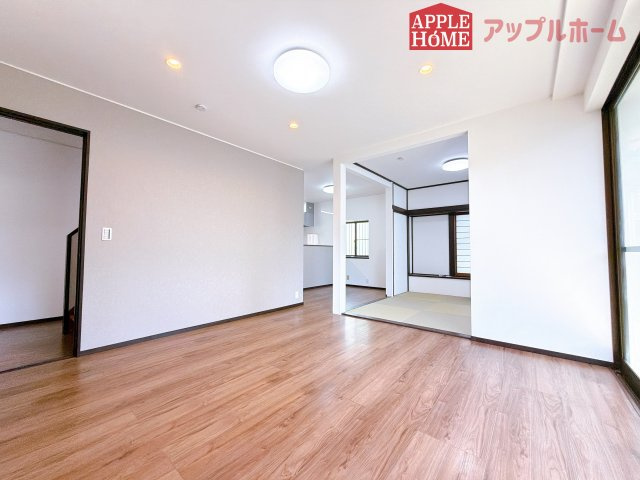 【中古戸建】小川町東小川の居間・リビング|家族の会話が弾む明るく広々したリビング！窓から差し込む光の温かさを一度ご体感ください☆いつでもお気軽にお問合せOKです！TEL「0120-466263」