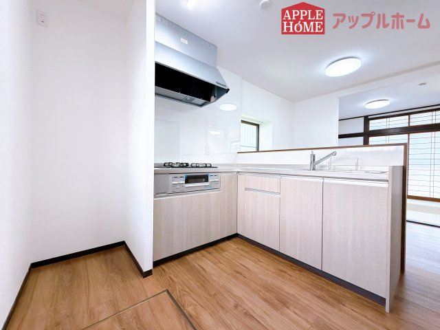 【中古戸建】小川町東小川のキッチン|キッチンから部屋中が見守れるので、小さなお子様がいるご家庭でも安心です。シンプル×ナチュラルな温かい空間は、どんなスタイルの家具も合わせやすいお部屋です。
