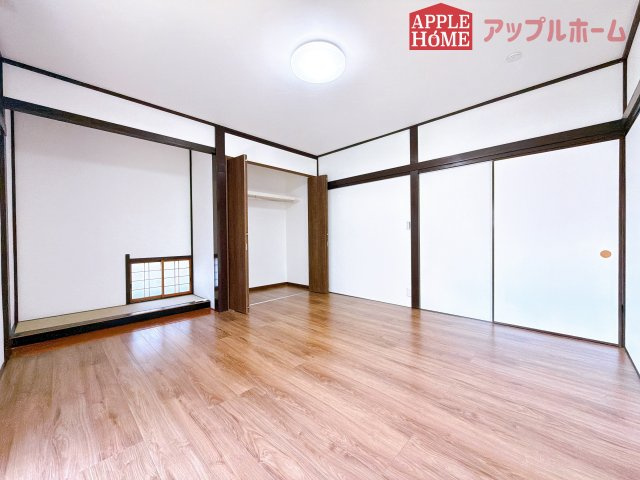 【中古戸建】小川町東小川の洋室|クローゼット付きの洋室は、収納スペースが豊富で部屋全体がすっきりと片付きやすいのが特徴です。衣類や荷物を整理しやすく、生活感を抑えた洗練された空間を保てます。