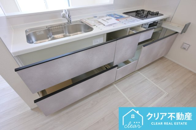 【キッチン】 | 桐生相生町2丁目24-1期　リナージュ | 収納もたくさんついているので深いお鍋や食器もしっかり仕舞えます♪