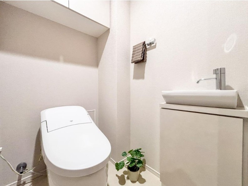 シーンズ大森パークサイドのトイレ|シーンズ大森パークサイド：吊戸棚収納が付いたトイレには手洗い場がついています！