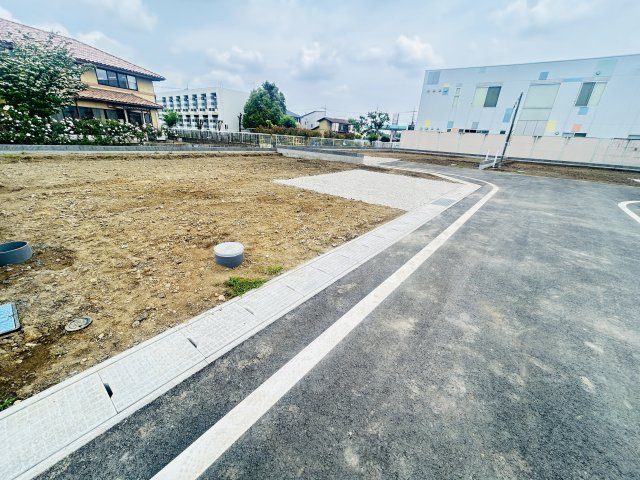 新築　高崎市下豊岡町全６棟　Blooming　Garden　2号棟の駐車場|現地写真　駐車スペースは並列3台分可能です！
