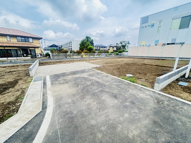 新築　高崎市下豊岡町全６棟　Blooming　Garden　3号棟の駐車場|現地写真　駐車スペースは並列2台+1台分可能です！
